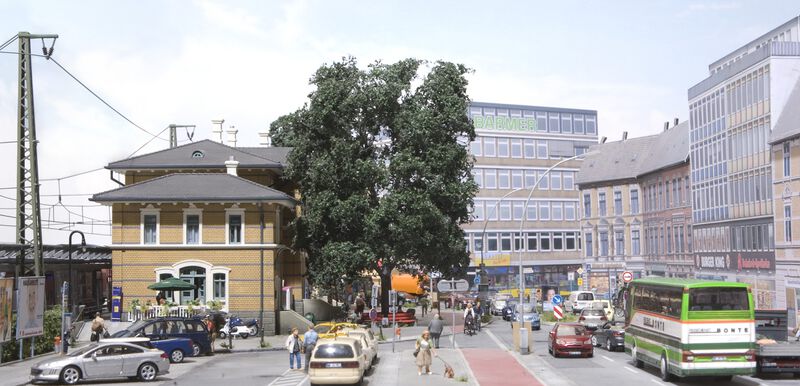 Datei:Bronneim Schlegenter Straße mit Bahnhof.jpg